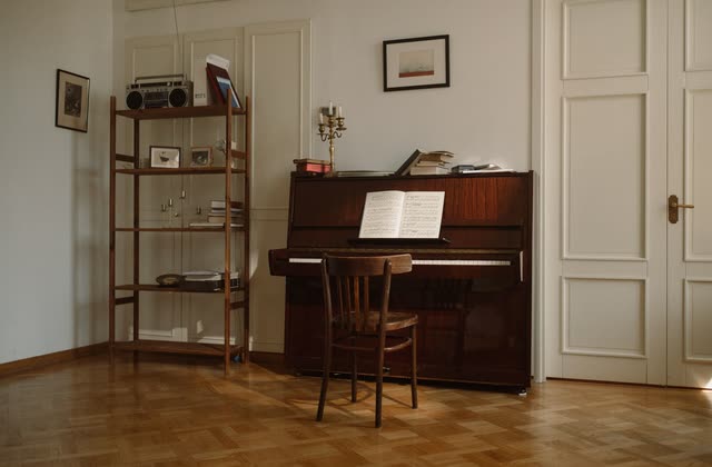 Rum med piano och stavparkett, vitmålade pardörrar